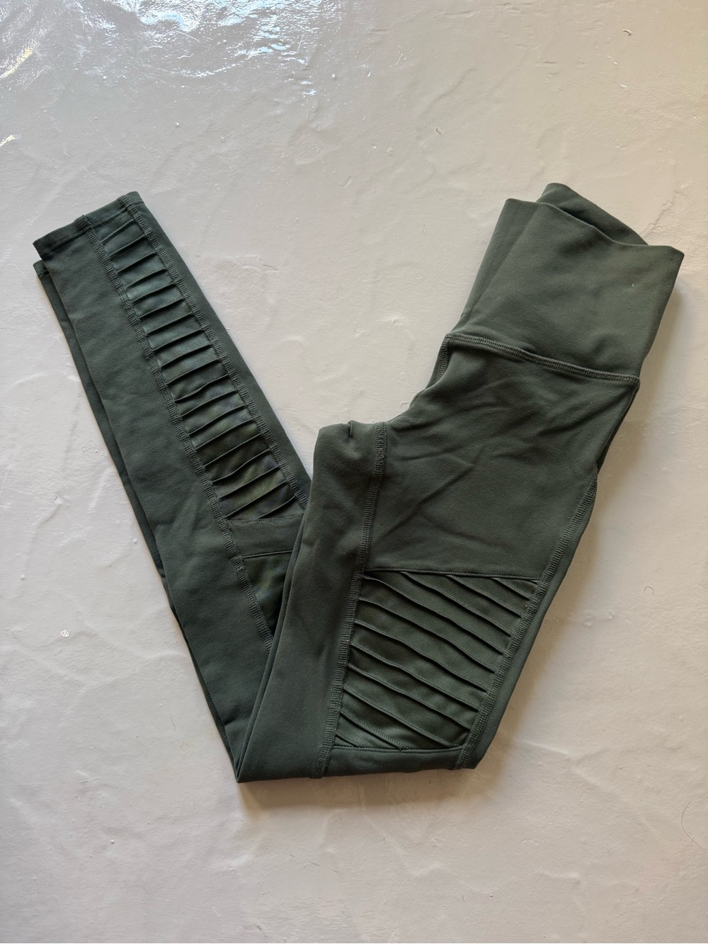 Alo Yoga High Waist Moto Leggings in XS